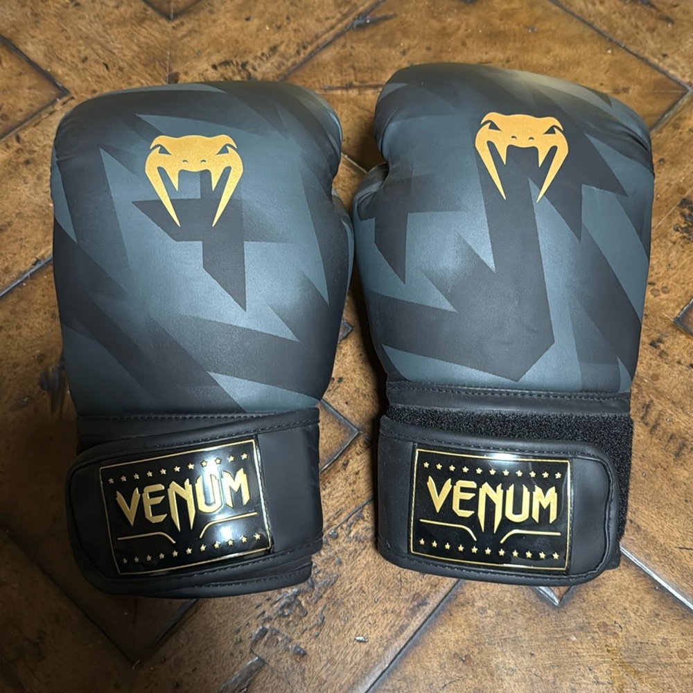 Venum Razor Boxing Gloves Size 16 oz